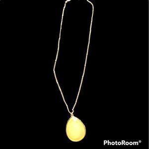 Quartz and gold pendant necklace
